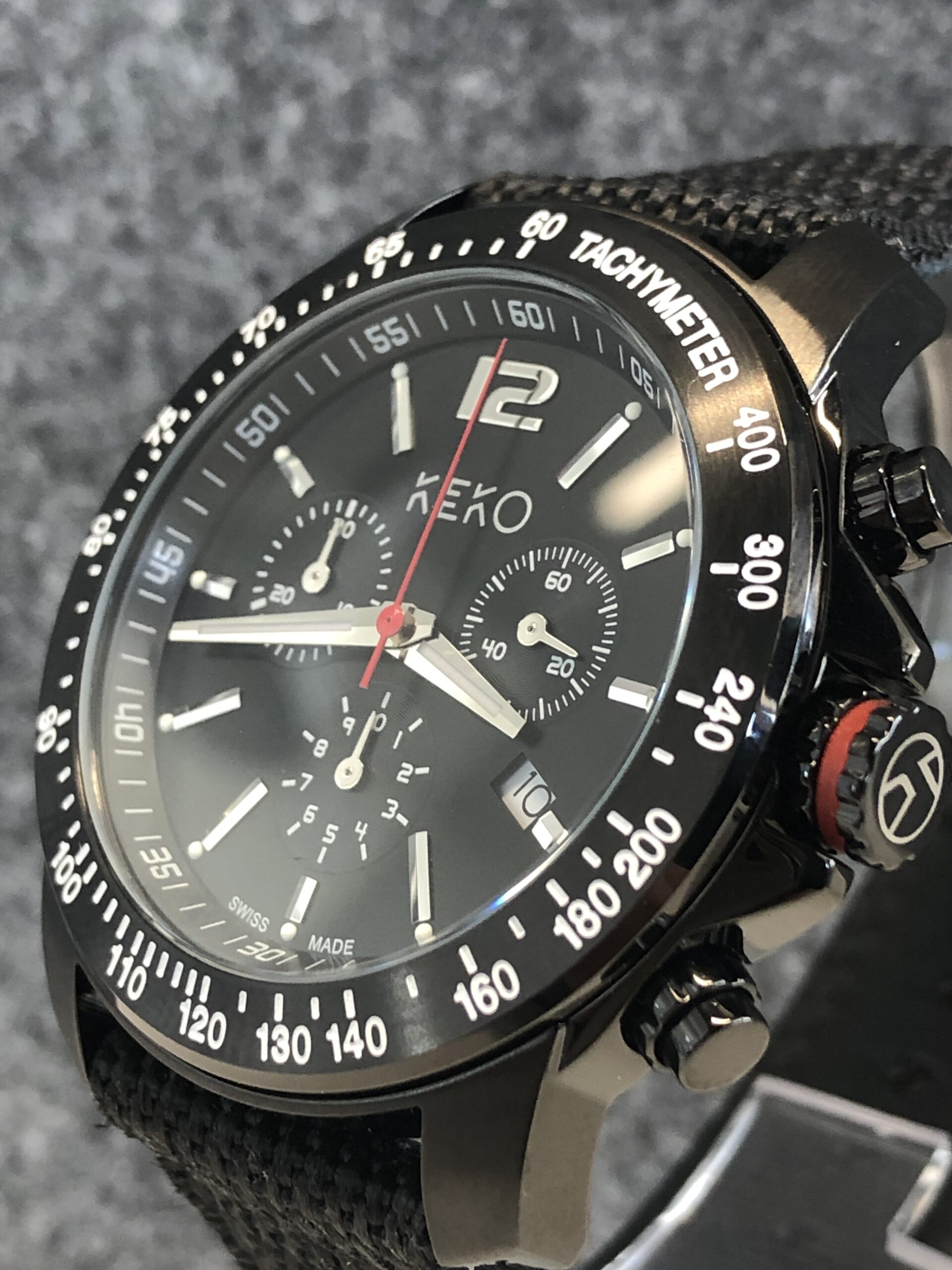 keko-chronograph-outdoor-adventure-mit-schwarzem-nylon-armband-seitenansicht-mit-krone